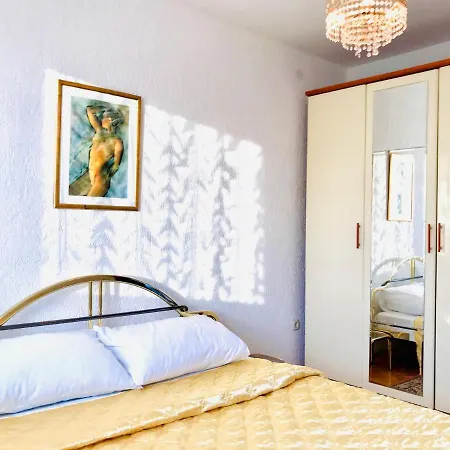 Daisy Hotel *